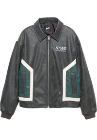 Giacca in pelle nera con colletto, accenti in verde e bianco a contrasto, chiusura con zip e logo ricamato "STWD PERFORMANCE".