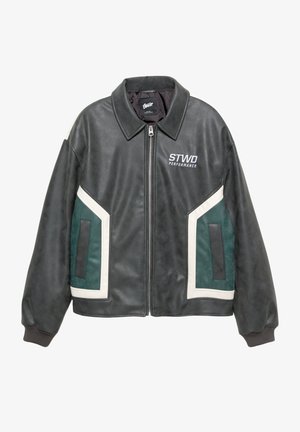 Schwarze Lederjacke mit Kragen, kontrastierenden grünen und weißen Akzenten, Reißverschluss und gesticktem "STWD PERFORMANCE"-Logo.