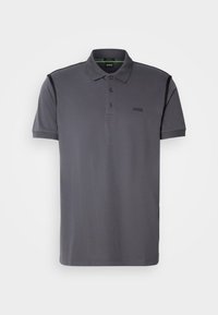 Polo gris en tissu lisse, avec un col, trois boutons, des manches courtes et un logo noir discret sur la poitrine.