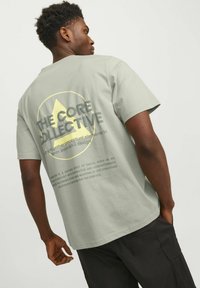 Jack & Jones GEDRUCKT RUNDHALS - Marškinėliai su spaudiniu - desert sage