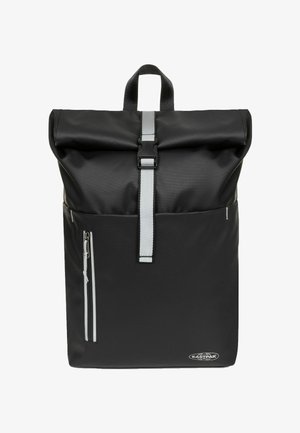 Zwarte rolltop-rugzak gemaakt van duurzaam stof met een zilveren gespsluiting, een voorvak met rits en het Eastpak-logo rechtsonder.