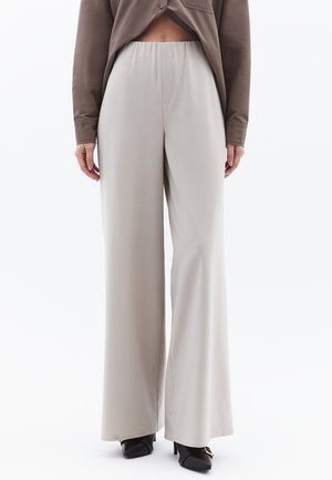 HIGH WAIST MIT AUSGESTELLTEM BEIN FORM - Bukser - feather gray