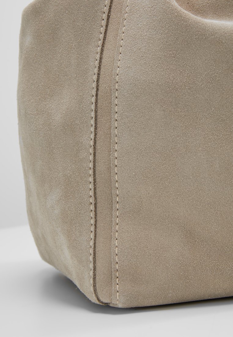 Filippa K LENA SOFT BUCKET BAG Skulderveske ligth taupe Filippa K LENA SOFT BUCKET BAG Skulderveske ligth taupe