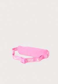 Roze nylon heuptasje met een gewatteerd ontwerp en een verstelbare strap, voorzien van een herhalend Nike-logo patroon.