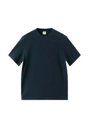 Granatowy T-shirt z krótkim rękawem, okrągłym dekoltem, prostym dołem i widoczną metką na białym tle.