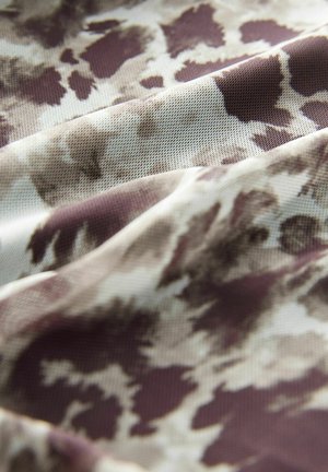 Tessuto leggero caratterizzato da un design fluido con un motivo astratto beige e marrone, texture morbida e una caduta delicatamente fluente.