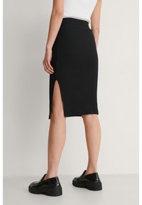 NA-KD Pouzdrová sukně - black