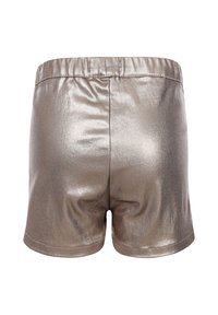 Metalen zilveren high waist shorts met elastische tailleband en een gladde, glanzende stof, weergegeven vanuit de achterkant.
