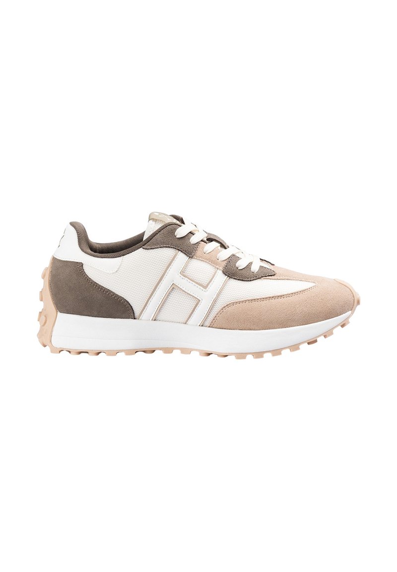 Zapatillas deportivas beige y blancas con materiales de malla y ante, suela texturizada y cordones en contraste. Presentan un logotipo prominente y un diseño de panel.