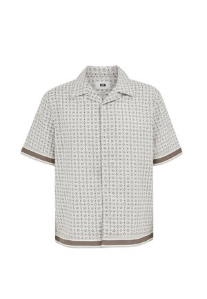 Srajca s kratkimi rokavi na gumbe z geometrijskim vzorcem v beli, sivi in bež barvi, z ovratnikom in kontrastnim obrobjem na rokavih in spodnjem robu.