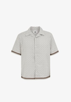 Srajca s kratkimi rokavi na gumbe z geometrijskim vzorcem v beli, sivi in bež barvi, z ovratnikom in kontrastnim obrobjem na rokavih in spodnjem robu.