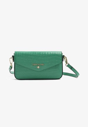 Grüne Crossbody-Tasche mit Krokodilprägung, goldenen Verschlüssen und River Island-Logo auf der vorderen Klappe, abnehmbarer Schultergurt.