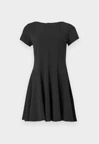 Robe noire à manches courtes avec corsage ajusté, jupe évasée et fermeture éclair dans le dos, présentée sur un fond clair uni.