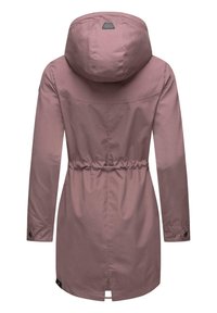 Veste rose à manches longues avec une taille cintrée, une grande capuche et des poignets de manches boutonnés. Matériau lisse avec un détail d'aération au dos.