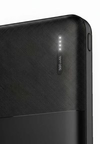 Power bank nero con superficie texturizzata, dotato di indicatore LED della batteria e etichetta che mostra una capacità di 500 mAh.