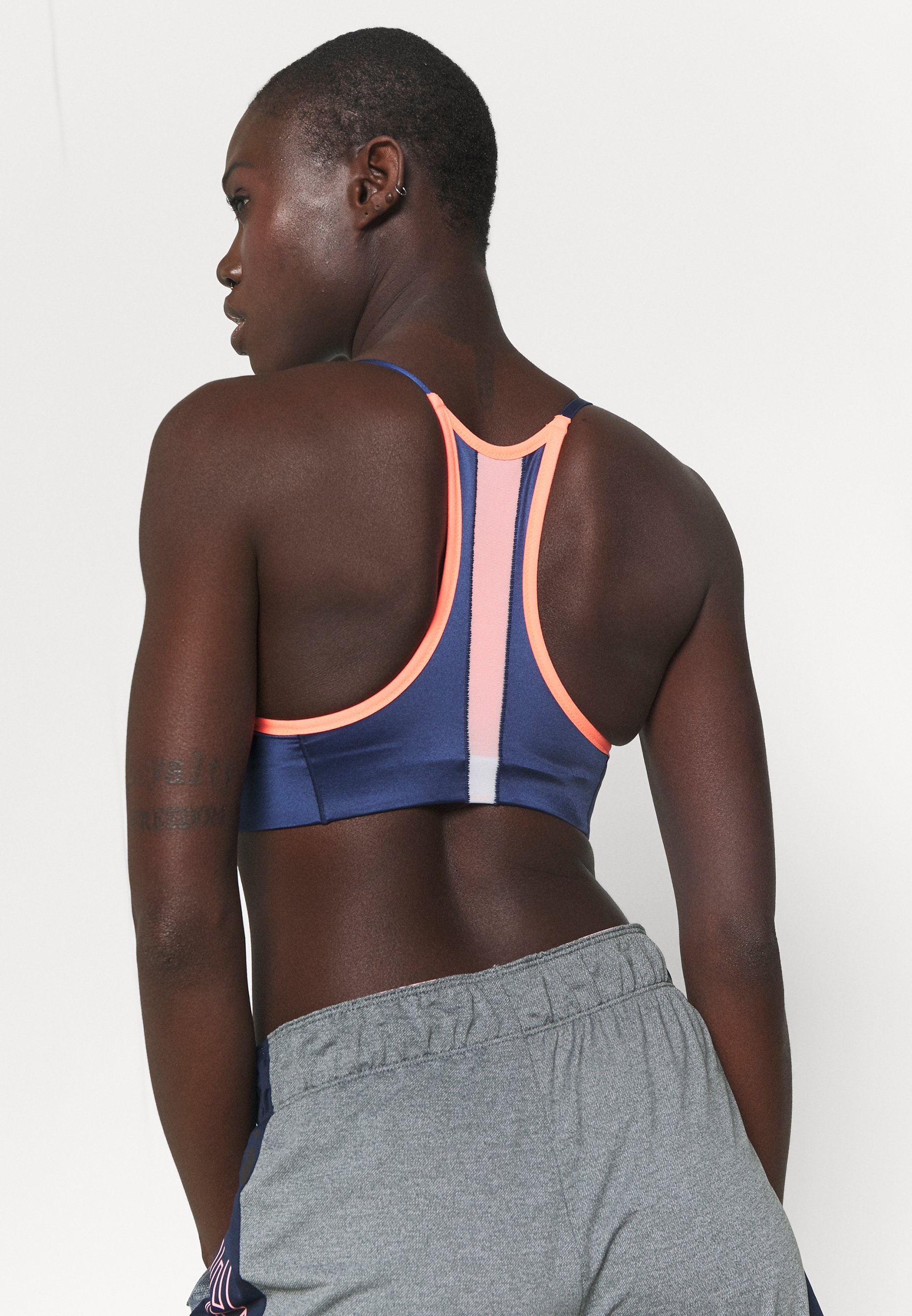 Nike Performance INDY PRO BRA - Sujetadores deportivos con sujeción ligera  - bright mango/white/midnight navy/metallic silver/coral - Zalando.es