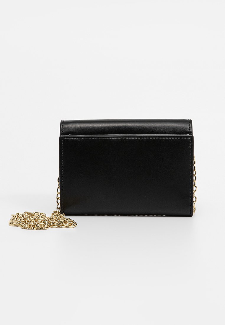 Bolso de hombro de cuero negro con una correa de cadena dorada. Diseño rectangular, textura suave y cierre de solapa con hardware minimalista.