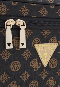 Guess WILDER TOILETRY TRAIN CASE - Estojo - brown