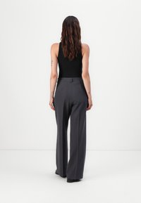 Hoge taille, grijze wijde broek met een zachte stof. Ontworpen met een discrete rits en riemlussen voor een op maat gemaakte pasvorm.