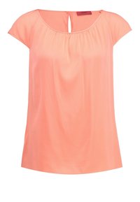 Blouse corail à manches courtes avec un col rond froncé et une petite ouverture en forme de goutte au dos, en tissu lisse.