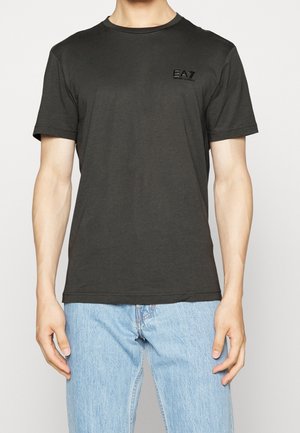 Dunkelgraues Kurzarm-T-Shirt mit Rundhalsausschnitt. Mit kleinem schwarzem EA7-Logo auf der linken Brust. Hergestellt aus weichem Stoff.