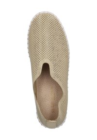 Zapatilla beige sin cordones con parte superior perforada, suela de goma blanca y paneles elásticos a los lados. Textura suave con acentos de costura mínimos.