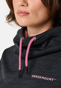 Felpa con cappuccio grigia scura caratterizzata da un colletto alto, lacci rosa e logo "SWEDEMOUNT" in rosa chiaro. Tessuto liscio con un motivo sottile.