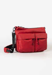 Borsa a tracolla rossa in nylon con un compartimento principale con zip, due tasche frontali, una tracolla regolabile e dettagli neri. Texture liscia.