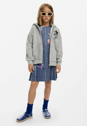 Lys grå zip-up hoodie med Mickey Mouse broderi, blå denimkjole med stjerner og hjerter, blå sokker og skinnende blå sandaler.