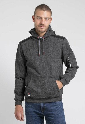 Haut à capuche gris foncé en tissu doux, doté d'une poche kangourou, d'un cordon de serrage ajustable et d'accents contrastants aux épaules.
