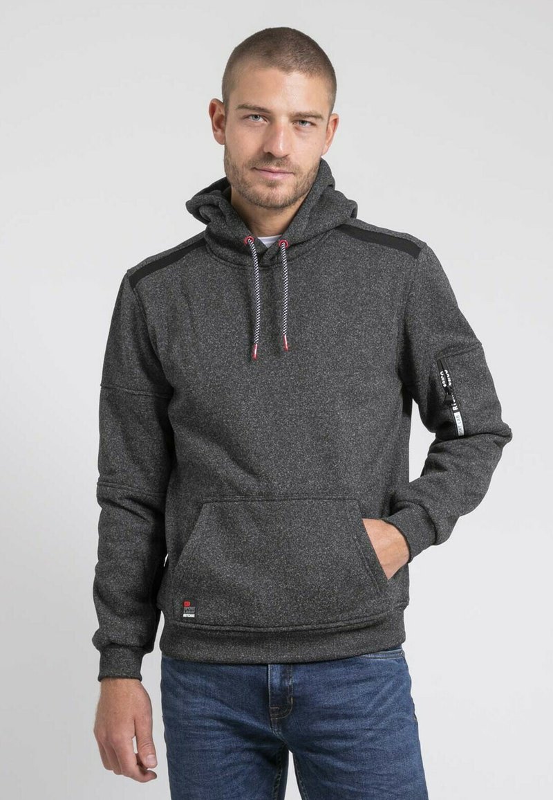 Haut à capuche gris foncé en tissu doux, doté d'une poche kangourou, d'un cordon de serrage ajustable et d'accents contrastants aux épaules.