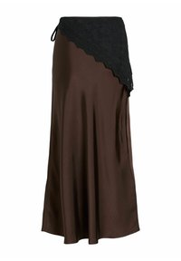 Longue jupe en satin marron avec un overlay asymétrique en dentelle noire noué à la taille, présentée sur un fond blanc.