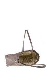 Borsa a spalla in pelle marrone con lunghe cinghie, zip superiore aperta e fodera interna beige stampata con un motivo distintivo.