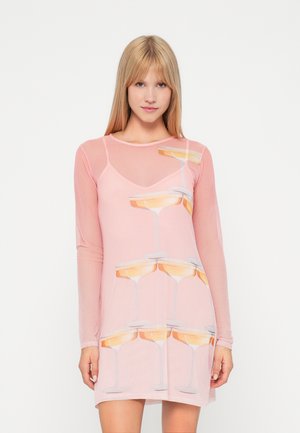 Vestido largo de manga larga en color rosa, hecho de un material transparente, que presenta un patrón repetido de copas de champán. El diseño es divertido y moderno.