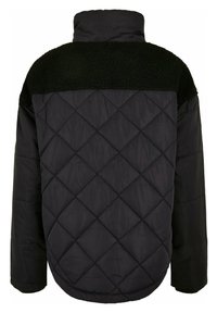 Quiltet svart jakke med teksturert svart fleece øvre rygg. Har høy krage, lange ermer og avrundet kant.
