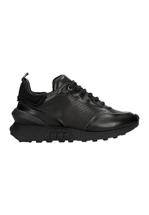 Scarpe sportive nere con lacci, in pelle, con design perforato, colletto imbottito e suola spessa e testurizzata per una migliore aderenza.