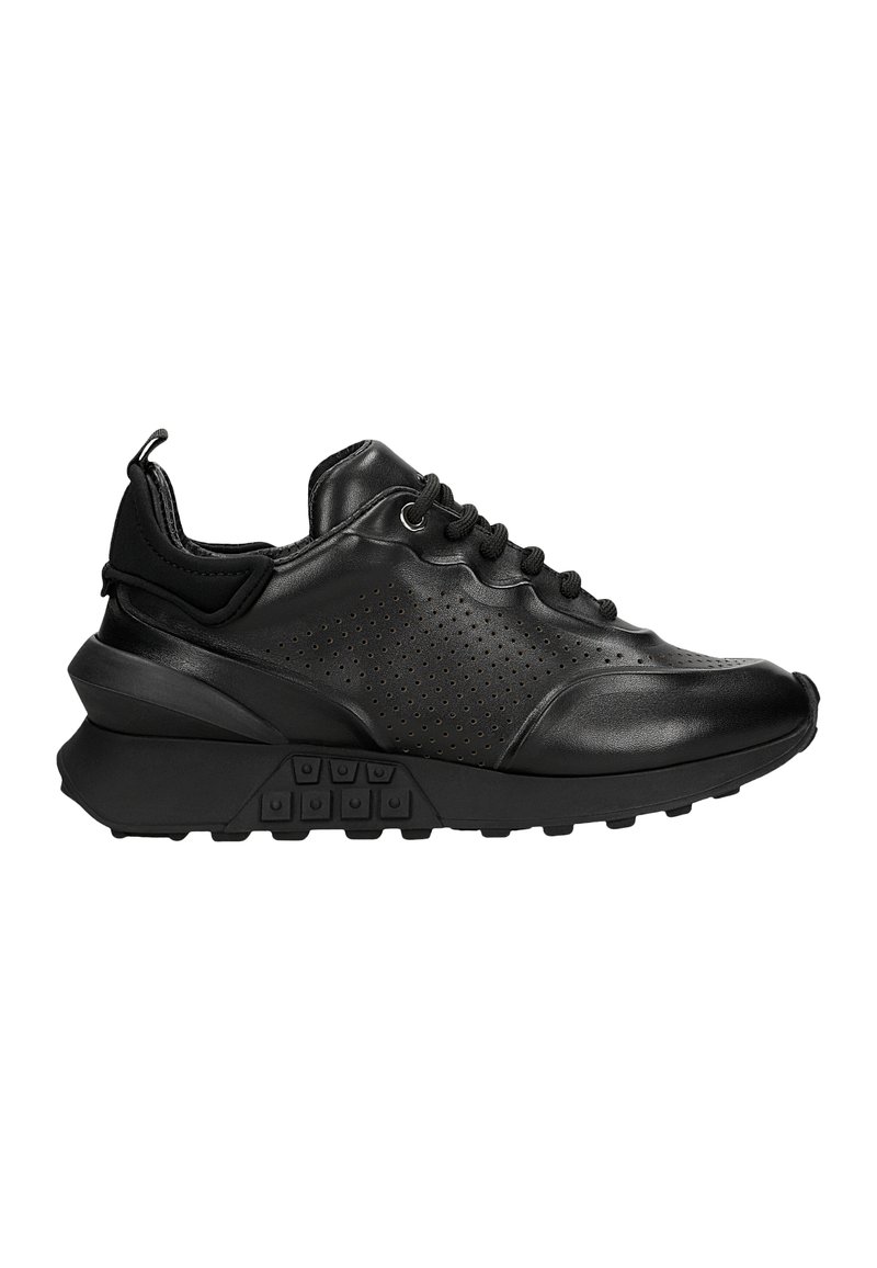 Scarpe sportive nere con lacci, in pelle, con design perforato, colletto imbottito e suola spessa e testurizzata per una migliore aderenza.