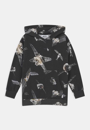 Sweatshirt à capuche noire avec poche avant, présentant un motif de satellites spatiaux détaillés en blanc et gris ainsi que des étoiles.