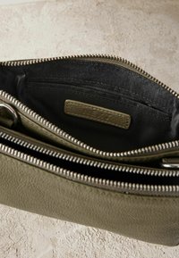 Next SMALL REGULAR FIT - Schoudertas - khaki green