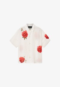 Camisa blanca de manga corta con botones y estampados de rosas rojas en el frente, la manga y el dobladillo inferior, con un cuello puntiagudo.