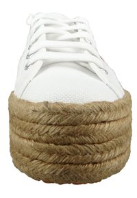 Chaussure en toile blanche avec une semelle en jute tissée épaisse. Dispose de lacets et d'œillets en métal. La semelle présente une apparence texturée et superposée.