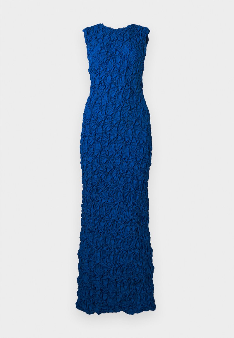 Długa, bezrękawowa sukienka w kolorze królewskiego niebieskiego, z teksturowanym, marszczonym materiałem oraz dopasowanym krojem na jednolitym białym tle.