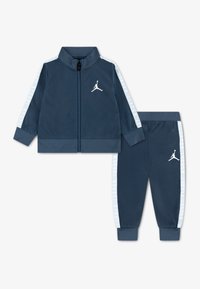 Ei valittu, squadron blue