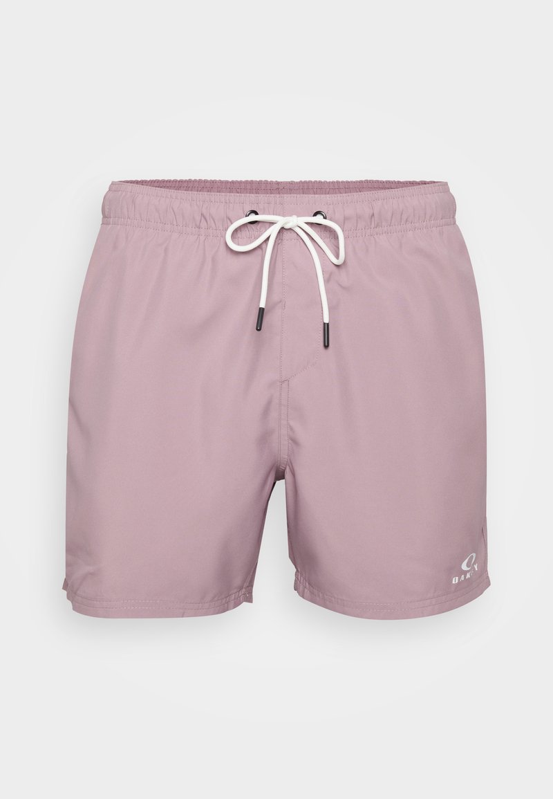 Shorts de bain rose clair avec une taille élastique et un cordon blanc, présentant un petit logo sur le bas de la jambe droite. Texture lisse.