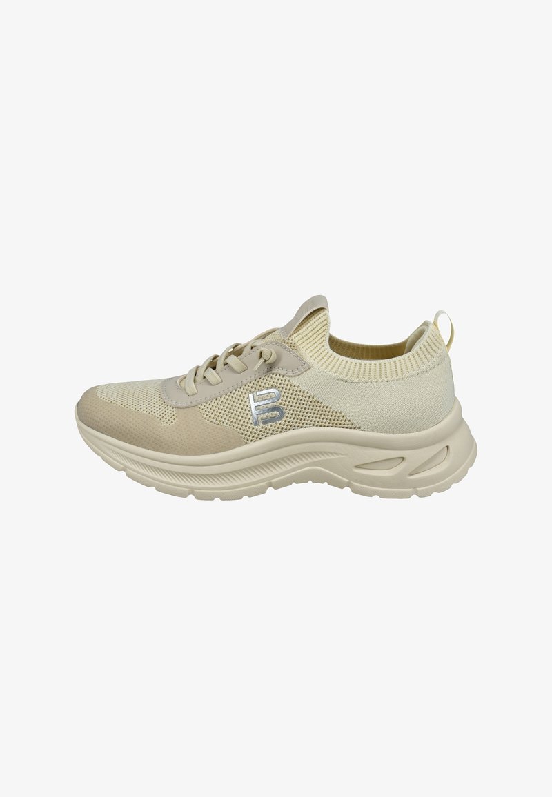 Beige Sportschuh mit einem Netzobermaterial, gepolsterter Sohle und strukturierten Akzenten. Verfügt über eine Zuglasche und dezente Logodetails.