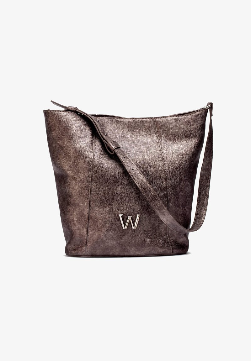 Brązowa skórzana torba tote o teksturowanym wykończeniu, z szerokim otwarciem, regulowanym paskiem i metalowym logo litery "W" z przodu.