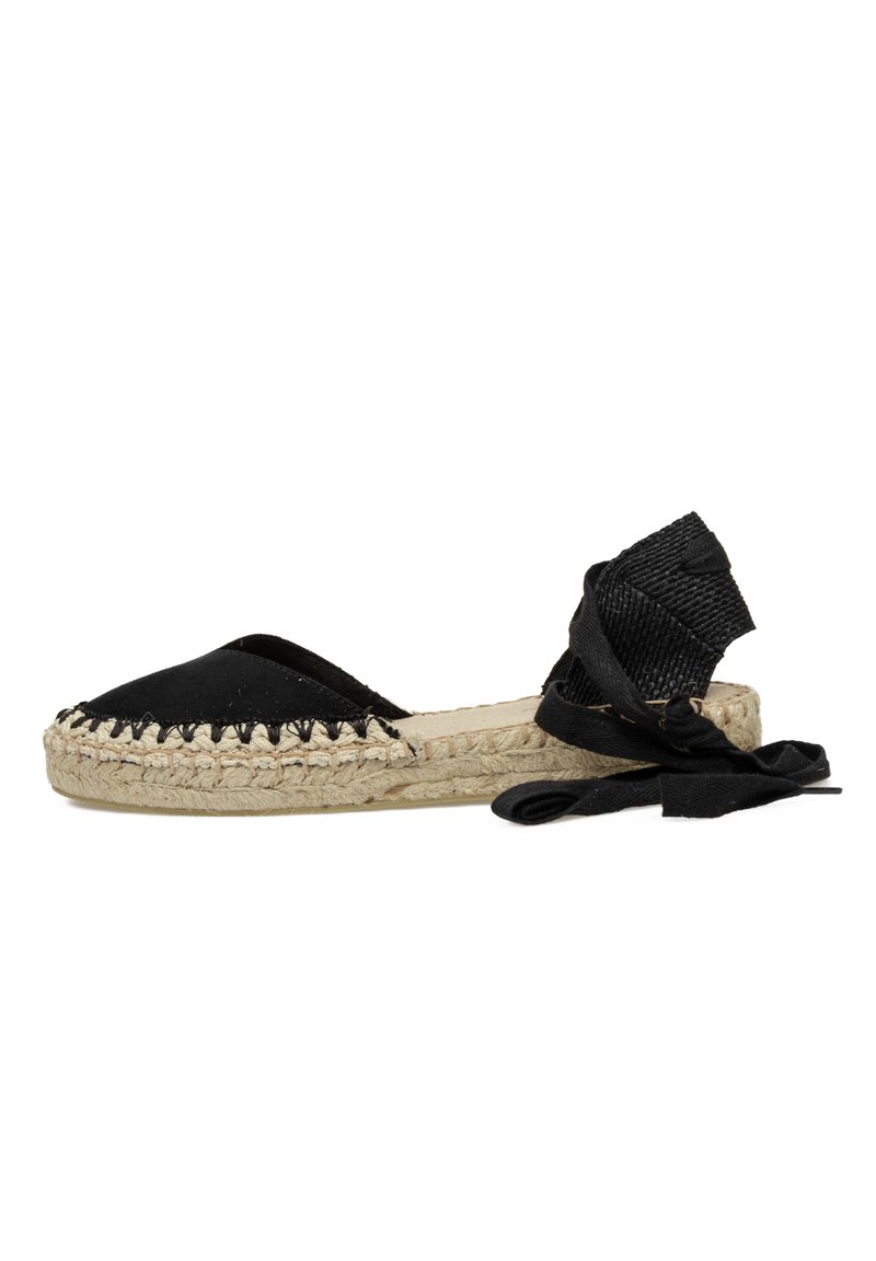 Espadrille negra con parte superior de lona, suela de yute y un borde trenzado. Presenta largas cintas negras alrededor del tobillo para un ajuste seguro.