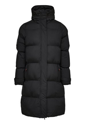 Cappotto imbottito nero con collo alto, caratterizzato da cuciture verticali, due tasche laterali con zip e una banda con logo sul colletto.