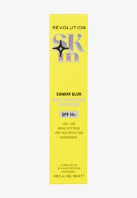 Lysende gul emballasje med sølvfarget tekst har etikett "Sunray Blur Daily Protection Sunscreen," SPF 50+, inneholder niacinamid. Size 50 ml.