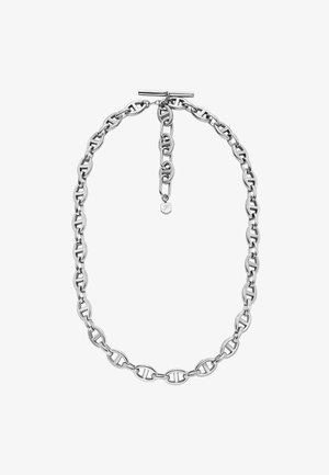 Collar de cadena de plata con eslabones ovalados y cierre de cierre toggle. Incluye una pequeña etiqueta con un logotipo cerca del cierre.